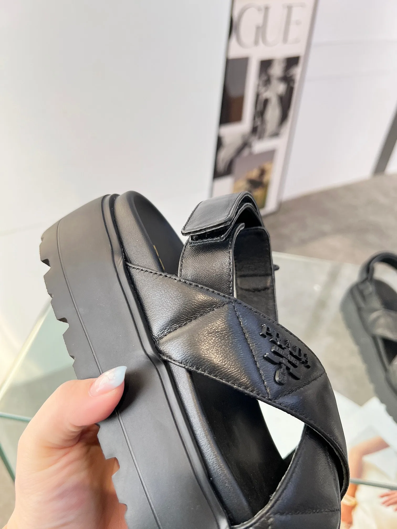 👟👟Ex-factory price 460👟👟 PRADA 2025 vs spring and summer popular sandals series... [Thick-soled double-button sandals] Original 1:1 customization, this year's most fashionable and popular retro British style, simple and elegant, all styles are good-looking, platform thick soles make you slimmer and taller, very comfortable, fashionable and versatile... Many Internet celebrities are on their feet. These platform round-toe thick-soled shoes are very popular this year. They can be worn (increased) for both leisure and leisure. ❶Material: Customized imported calf leather ❷Inner: Customized imported sheepskin ❸Outsole: Original molded ultra-light outsole ❹Sole thickness: 5.5cm ❺Number of yards: 35-40 ❻Packaging: Original full set of packaging ☀Color: Official website updated simultaneously